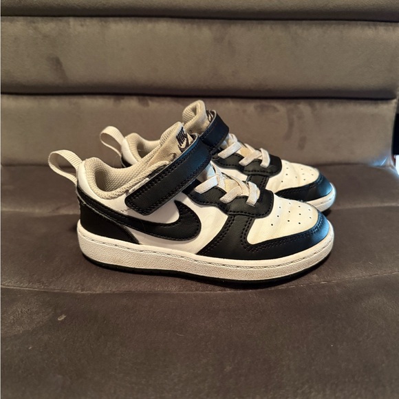 Nike Kids Black and White Velcro Sneakers Size 9c - Picture 3 of 5